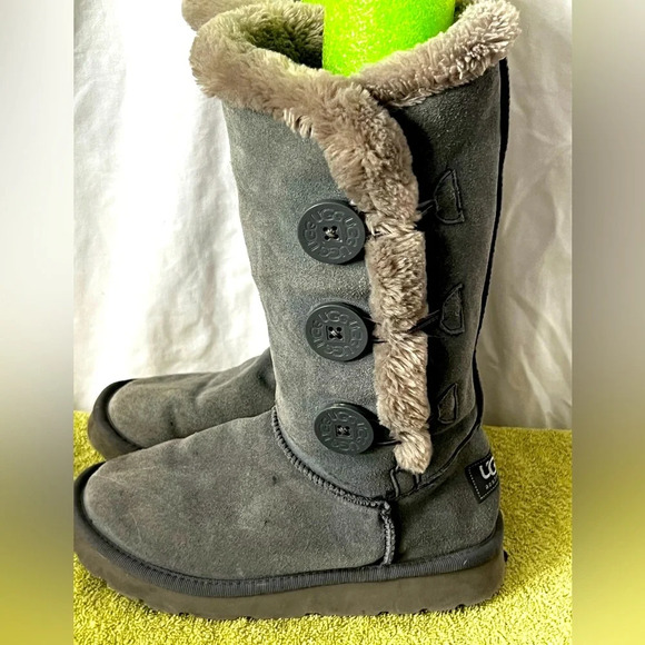 UGG Bailey Button Triplet Shearling Boots - Women's 6 GUC *Flaw* - Picture 1 of 7